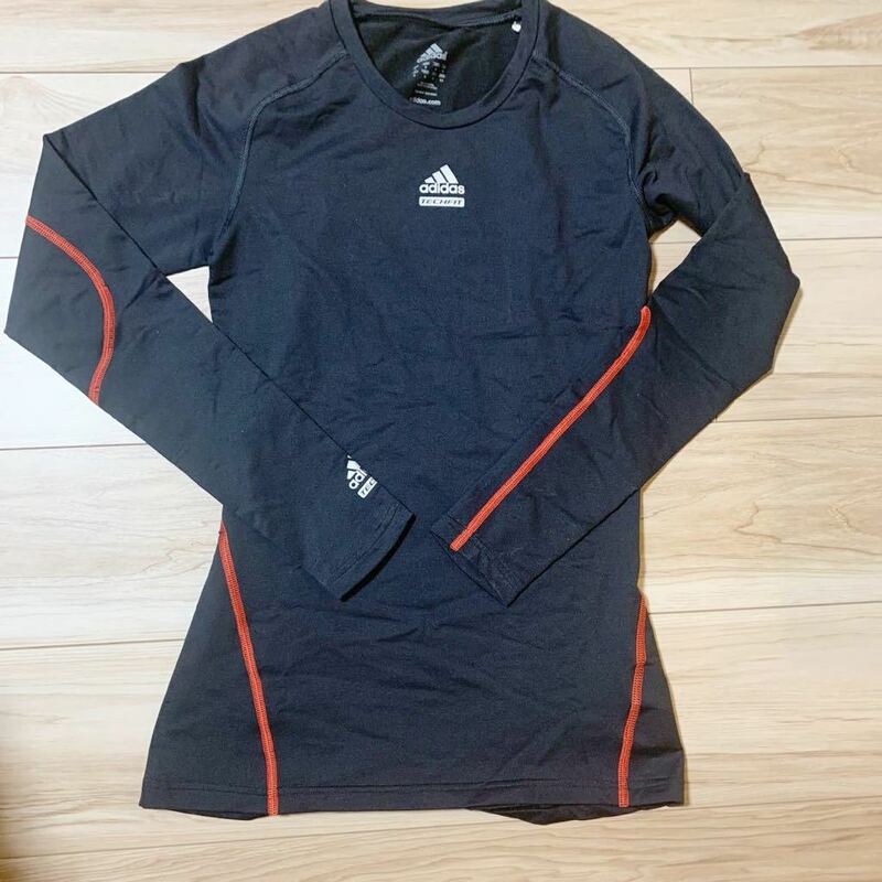 アディダス adidas 長袖インナーシャツ MサイズTECHFITCLIMAWARM黒×赤中古ブラック アンダーシャツトレーニングウェア