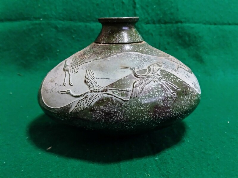 花瓶　鋳銅製　鶴