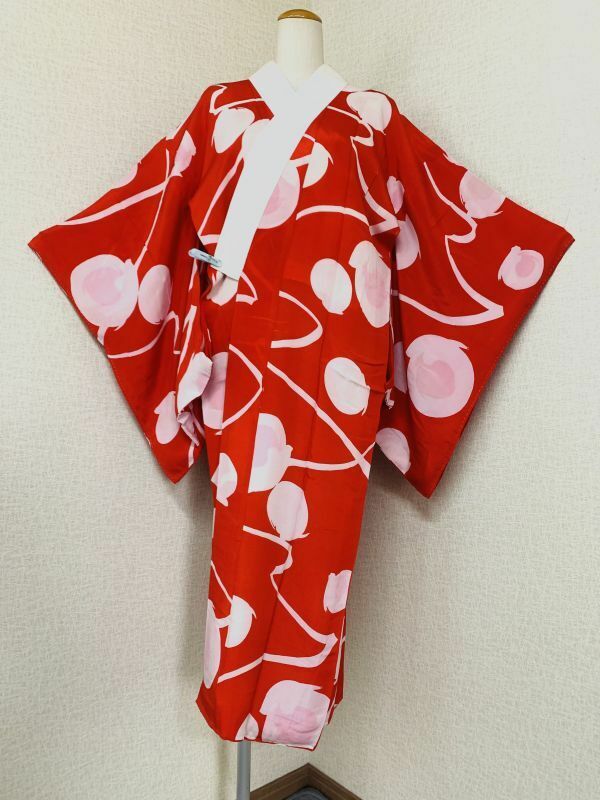 レトロ　婦人　着物の長襦袢　正絹　縮緬　袷　丈121cm　赤×白×桃色の染紋様　カジュアルな着物に　リメイクにも　保管品