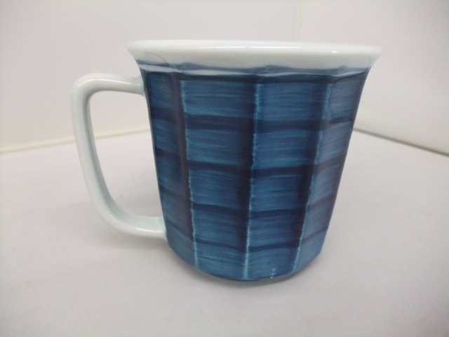 日本製　波佐見焼　　磁器　　内山水呉須巻　　軽量　マグカップ　　青　　きれいな色合いです