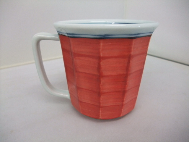 日本製　波佐見焼　　磁器　　内山水赤巻　　軽量　マグカップ　　赤　　きれいな色合いです。