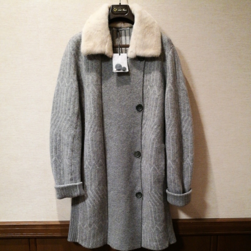 アニオナのミンクのファーのついたカシミアのコートです。 サイズはｍでグレーで新品です。