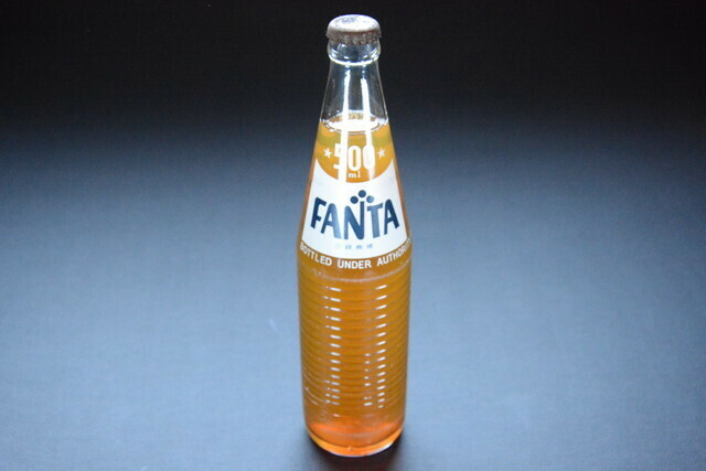 古い瓶ジュース FANTA ファンタ オレンジ 当時物 中身入り 500ml瓶 観賞用 未開栓 検索用語→B10内昭和レトロ空き瓶空きビン空瓶