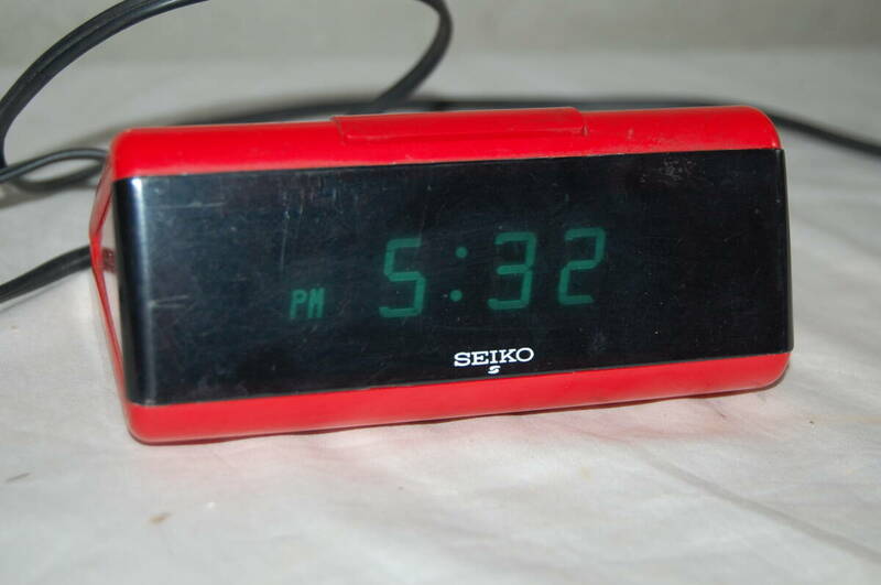 SEIKO　デジタル時計　DL501R　赤色　13.8×9.3×6㎝　可動品