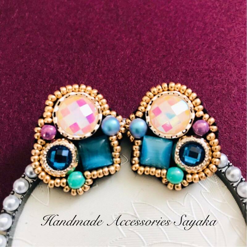 新品即決◆アンティーク調　ハンドメイド　ビーズ刺繍ピアス　スタッドピアス　ボタン　アクセサリー　キラキラ　一点物　チェコガラス