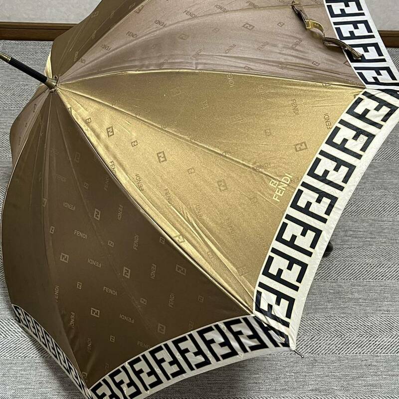 FENDI フェンディ ズッカ柄 総柄　ゴールドカラー ベージュ系　晴雨兼用　長傘　一本傘　