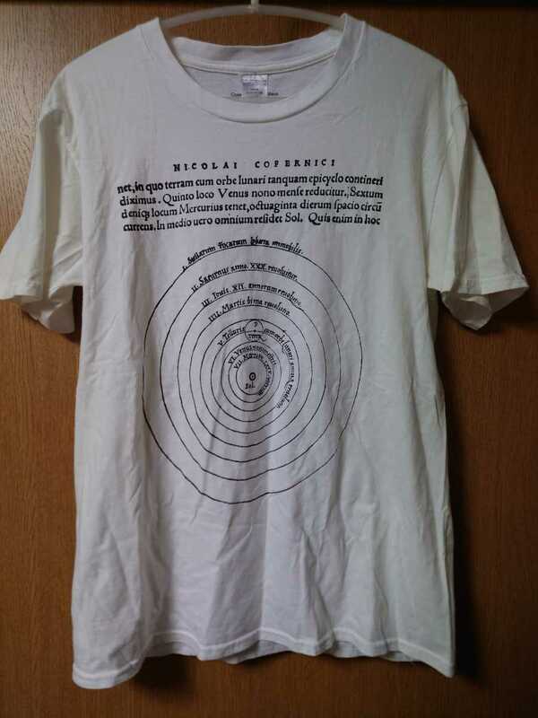 世界を変えた書物展 Tシャツ ニコラス・コペルニクス『天球回転論』1543年 白 Mサイズ バングラデシュ製