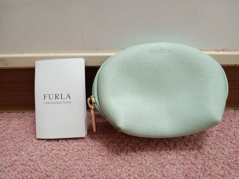 FURLA フルラ ポーチ ミニポーチ 黄緑色系 メイク道具入れ 小物入れ　内側のFURLA柄がオシャレで可愛いさを演出しています