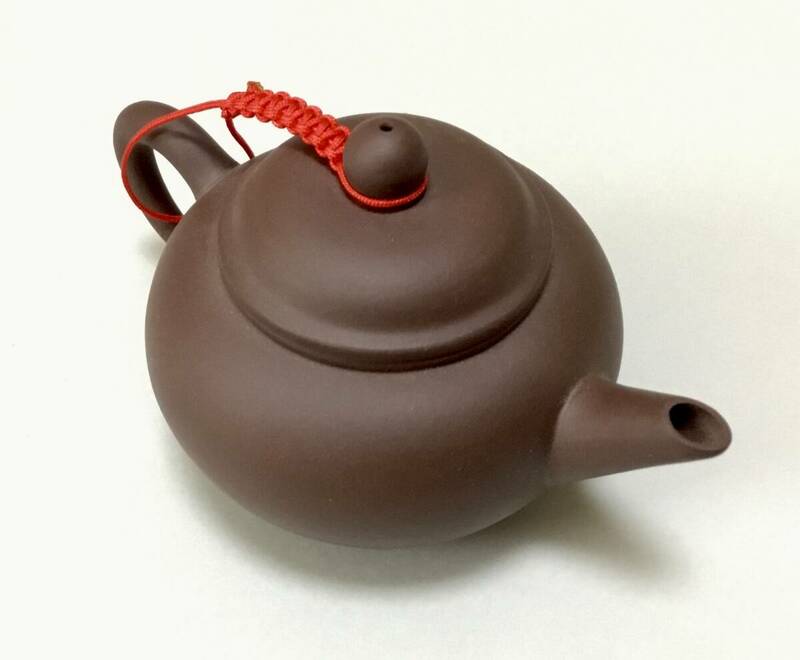 『紫砂茶壷』（小型・焦茶色）中国茶器・中国茶用の急須（標準壺）【中国・江蘇省宜興】