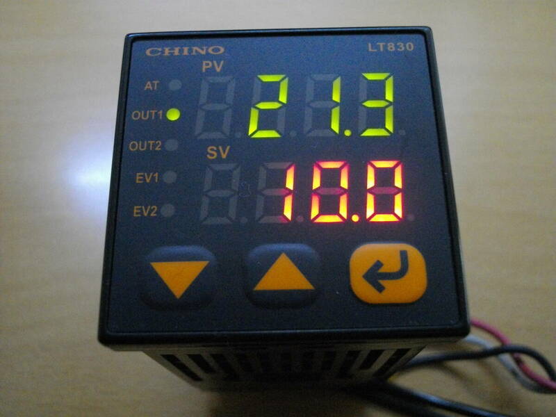 ☆チノー製温度調節器　LT830 (取付具がありません）