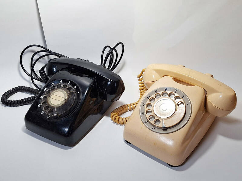 黒電話 ２台　ダイヤル式 昭和レトロ　（黒色・薄オレンジ色）