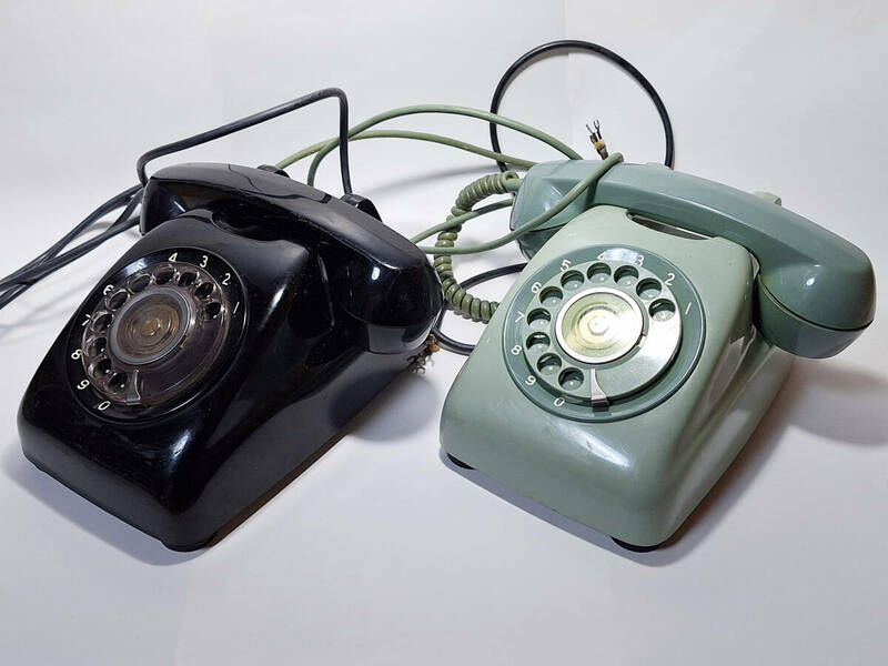 黒電話 ２台　ダイヤル式 昭和レトロ　（黒色・緑色）