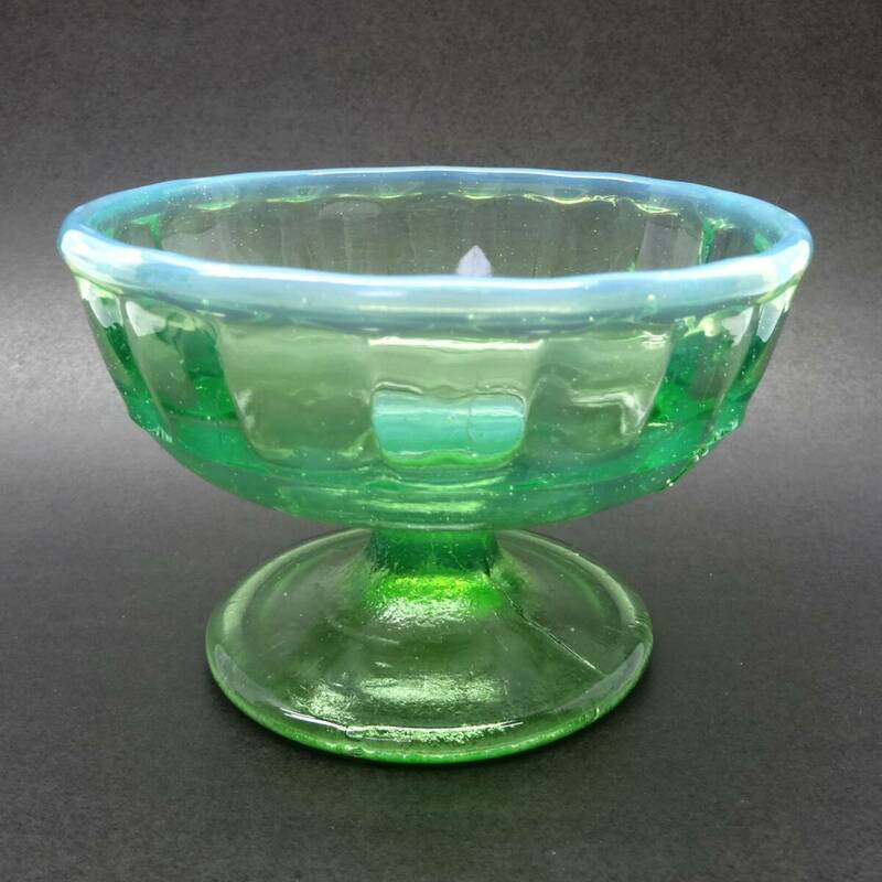 U3 昭和レトロ 氷コップ 乳白 緑 かき氷皿 デザートガラス 脚付きグラス アイスカップ 和ガラス
