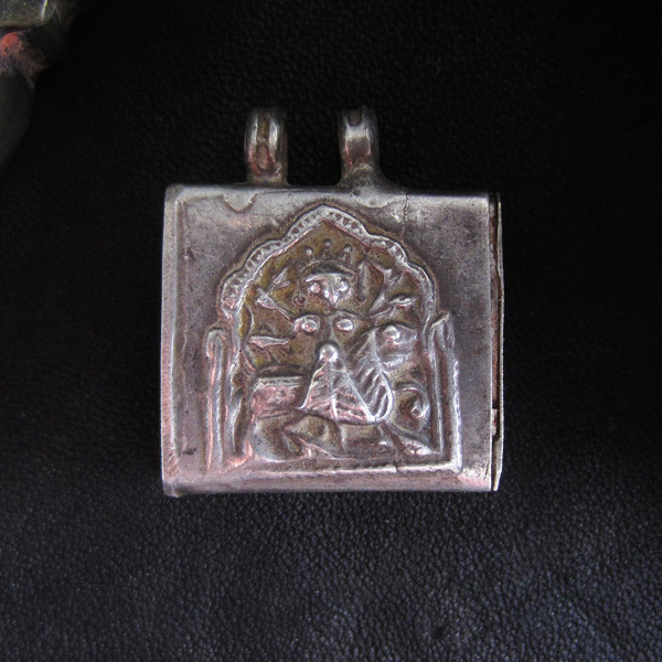 インドの古いペンダントヘッド 2　シルバー　銀　アンティーク　お守り　護符　魔除け