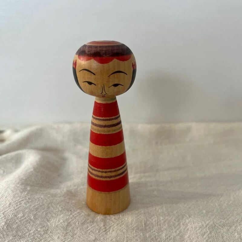 T42-9郷土玩具　古い小さなこけし人形　高さ9㎝　郷土玩具　日本人形　伝統こけし　創作こけし