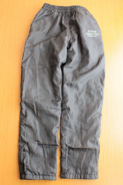 【超美品ボーイ・130cm】冬にぴったり　内側フリース素材のシャカシャカパンツ　ブラック