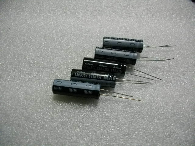 アルミ電解コンデンサ 680uF 35V 105℃ Nichicon(ニチコン)HEシリーズ　高信頼品　5個組　未使用品　送料120円（定形外）