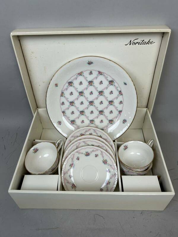 Noritake ノリタケ サロンセット 洋食器 大皿×1 ティーカップとソーサーのセット×4 花柄 白地 金縁