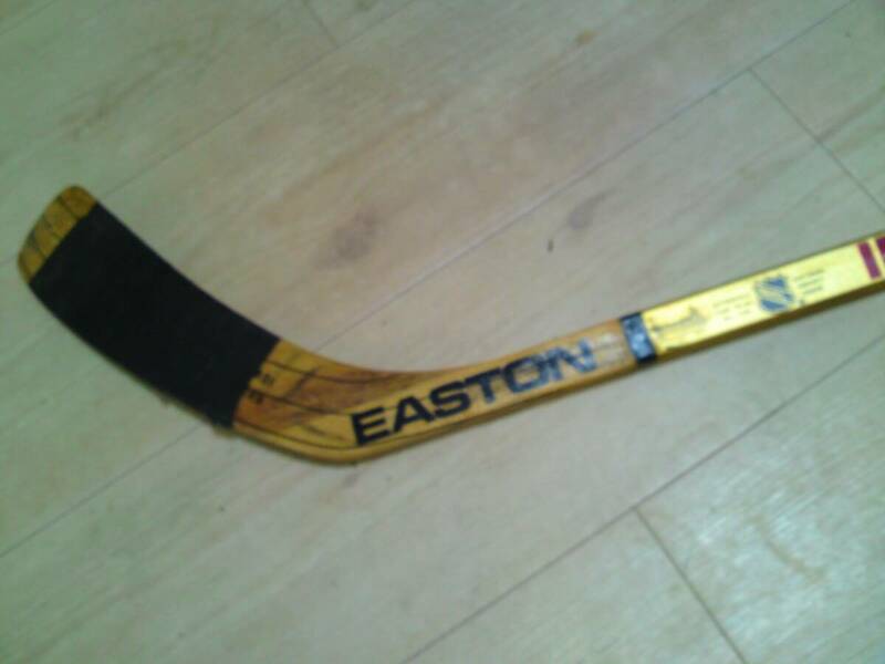 NHL Chicago Blackhawks #20 Gary Suter game used EASTON aluminum gold stick with Autograph