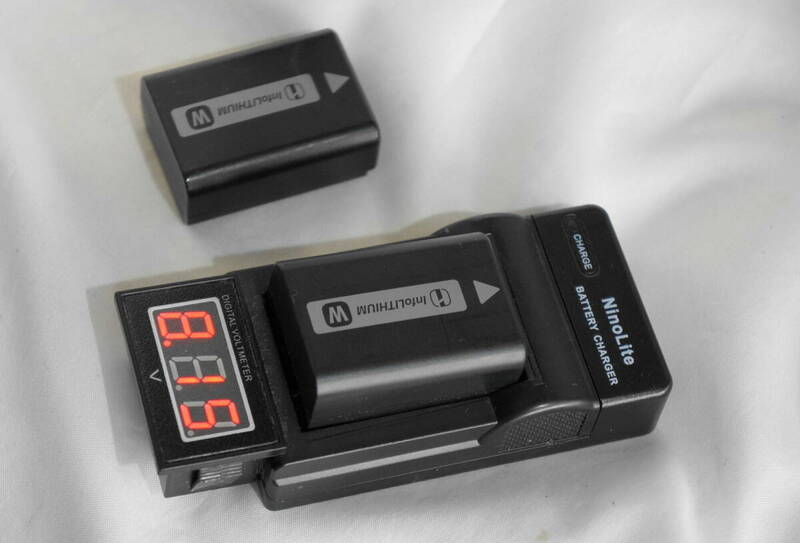 電圧計付きで残量がだいたい分かります。社外品充電器（改）DC-K5（USB　５V入力）　バッテリーNP-FW50　２個セット