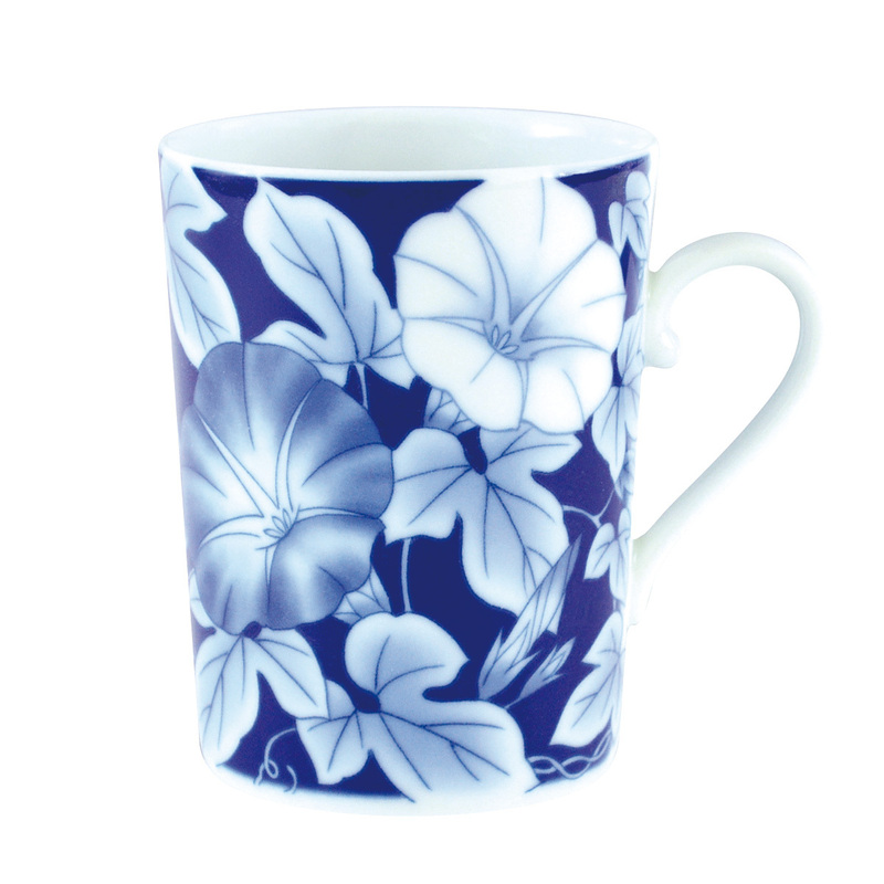 香蘭社 あさがお柄の マグカップ 300ml 有田焼 日本製 爽やかな藍色のトーンが美しい 底面にあさがおの花言葉の「絆」の文字が入っています