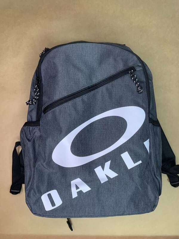 《新品》 OAKLEY (オークリー) ESSENTIAL DAY PACK S 6.0 YTR FOS900986 グレイ 2023 ニューモデルが安い！