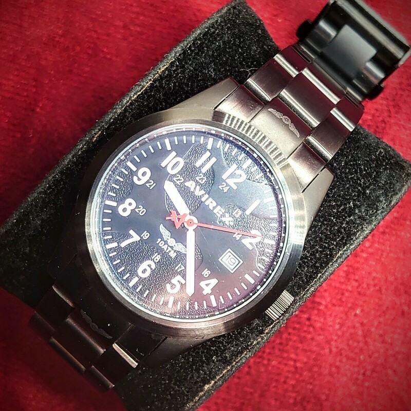 328【電池交換済】AVIREX AX001M ミリタリー メンズ腕時計 アヴィレックス ブラック×黒文字盤 赤秒針アナログデイト ブランドウォッチ 