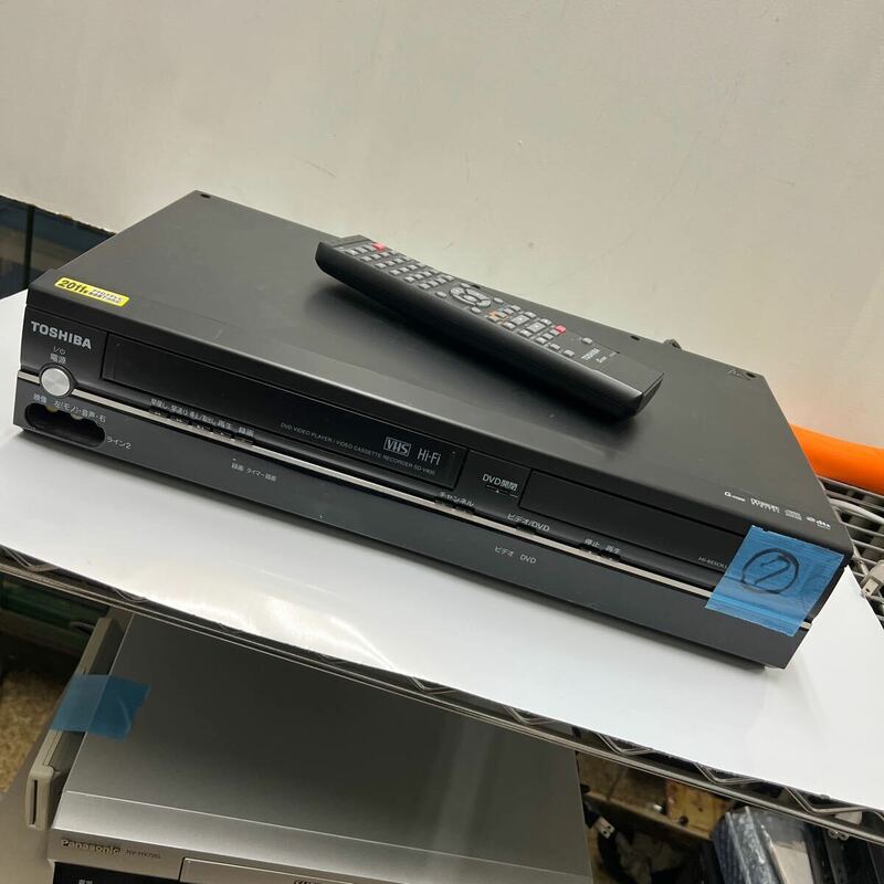 ゆ100 ⑦ DVDのみ再生OK 東芝/TOSHIBA SD-V800 VHS/DVD 一体型ビデオデッキ リモコン付 通電確認済み 43.5x23高さ9.5cm