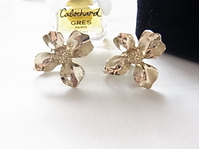 ビンテージ／ヴィンテージ　金色　ゴールドカラーのお花のデザイン　フラワーモチーフ　4弁のお花　耳元可愛い　華やぐイヤリング☆
