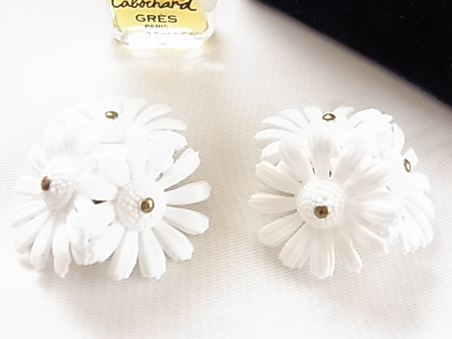 ビンテージ／ヴィンテージ　白色　ホワイトトーン　マーガレットのお花が3つ花束になっているような可愛いデザイン　耳華やかイヤリング▽