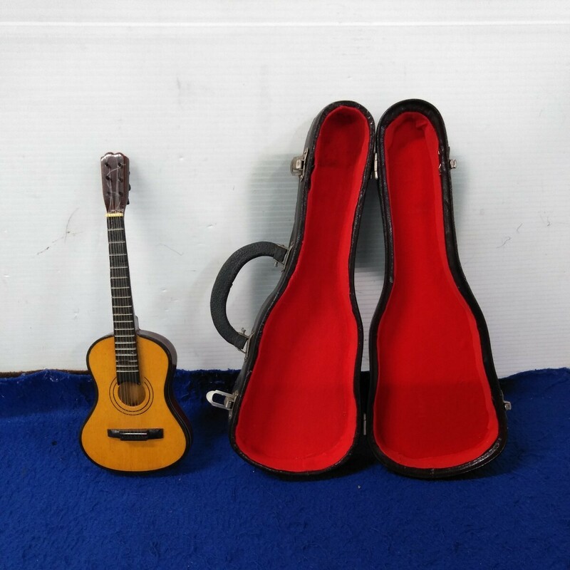 g_t T556 ミニチュアギター　木製　ミニクラシックギター　ケース付　おもちゃ　