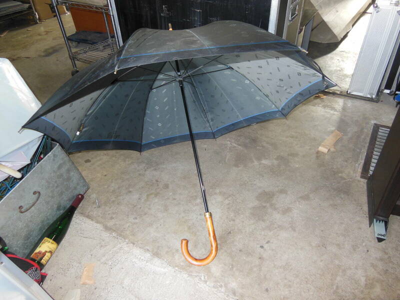 w240301-016A10 FENDI MOONBAT 雨傘 黒 シグネチャ柄 フェンディ 全長94cm 