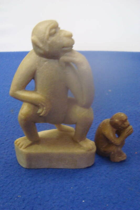 珍品希少「中国　石彫り細工　猿置物　大小2ケ組　180ｇ　考えるサルと言わざる猿」干支　申置物