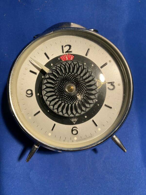 手巻き　目覚まし時計　置き時計　80年代　ゼンマイ式　上海製 レトロ 　アンティーク 　ヴィンテージ