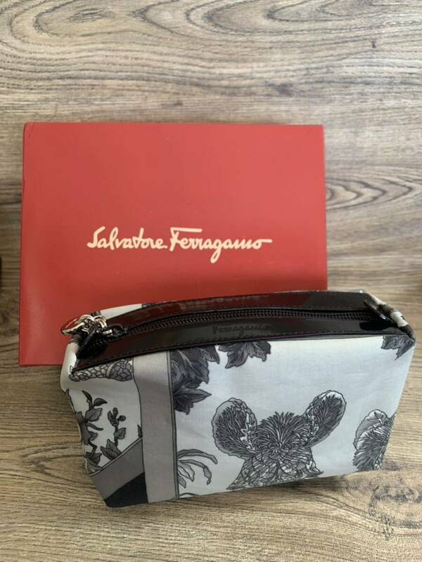 Salvatore Ferragamo（サルヴァトーレフェラガモ）ポーチ