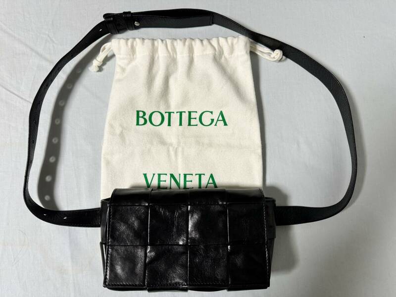 即決！美品ボッテガヴェネタの本革ミニカセットベルトバッグ、現行モデル、RFIDタグ付き