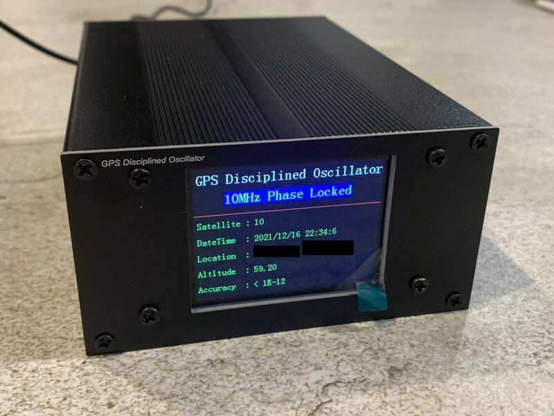【送料込】新型 GPSDO マスタークロック 4出力 メーカー製 カラーLCD表示 (OCXO GPS同期発振器 標準クロック/基準発振器)