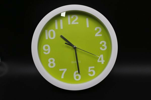 グリーンの文字盤のクォーツ時計　140920 壁掛け時計 　ステップ式　動作確認済　