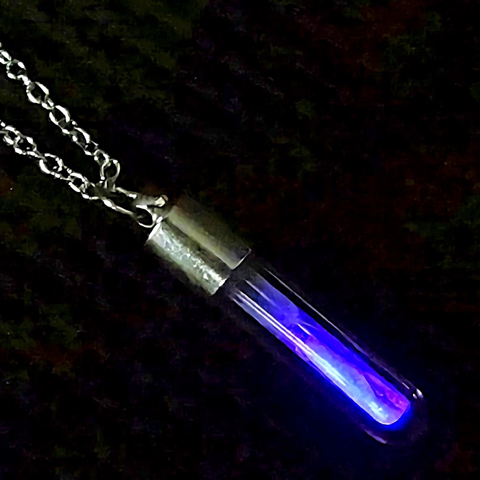 新品★送料無料★暗闇発光ガラス蛍光灯3色紫緑青光 プラチナ仕上925シルバーネックレス誕生日プレゼント旅行行楽春連休ギフト国内発送
