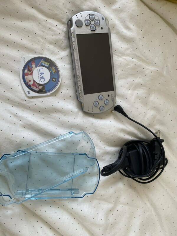 美品　Sony PSP 2000 アイスシルバー　入手困難umdセット