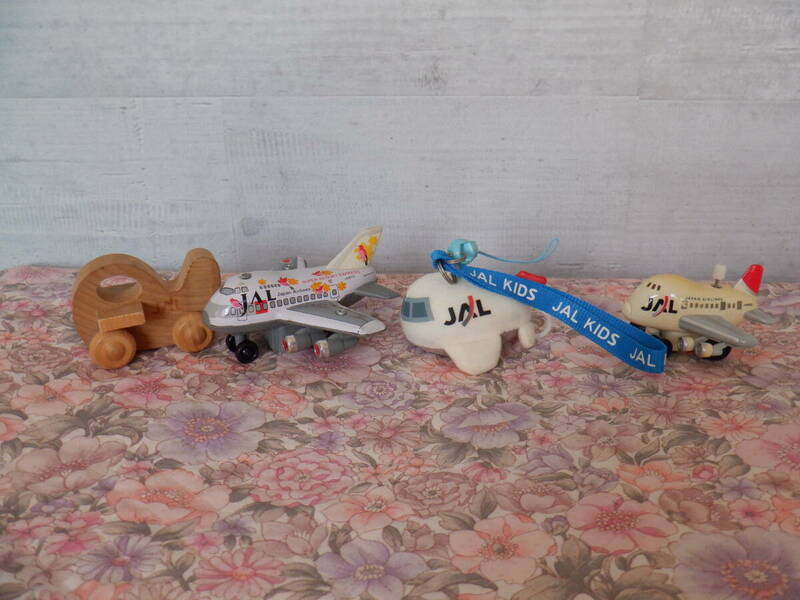 D3　中古『ＪＡＬ（日本航空）★おもちゃ～４個まとめて』～ヤケあり　長期保管品