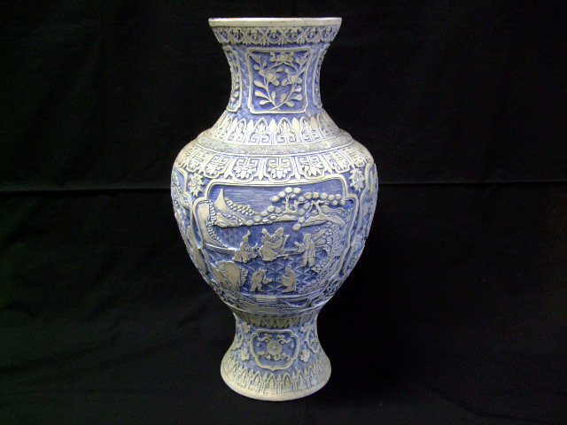 中国美術　堆精白　細密細工　山水楼閣文　壺　花瓶