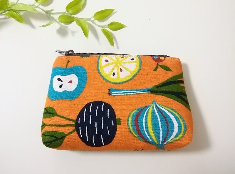 ハンドメイド〈台形が可愛い〉マチ付きポーチ 　 北欧ベジタブル＊ポップな野菜柄 　 (12×9×3）