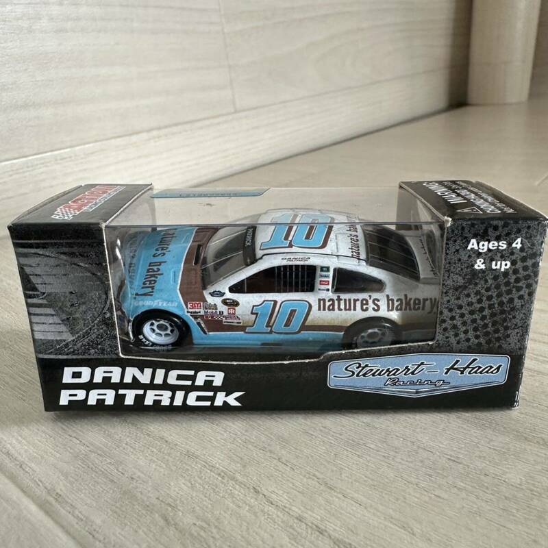 【A0314-15】未開封品『Action 1/64 ナスカー Danica Patrick #10 Nature's Bakery Darlington 2016 SS C106865NGDP』ミニカー