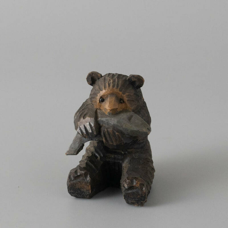 古い小さなシャケを咥えた木彫の熊 北海道 民芸品 木彫り熊 木製彫刻 飾り オブジェ 置物 民藝 木彫熊