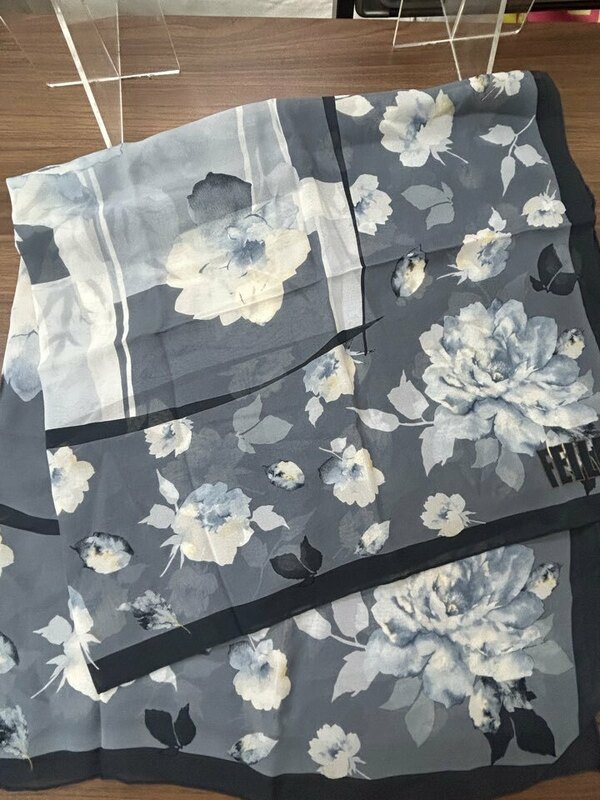 フェイラー FEILER 花柄スカーフ 絹１００% ８７x８５cm