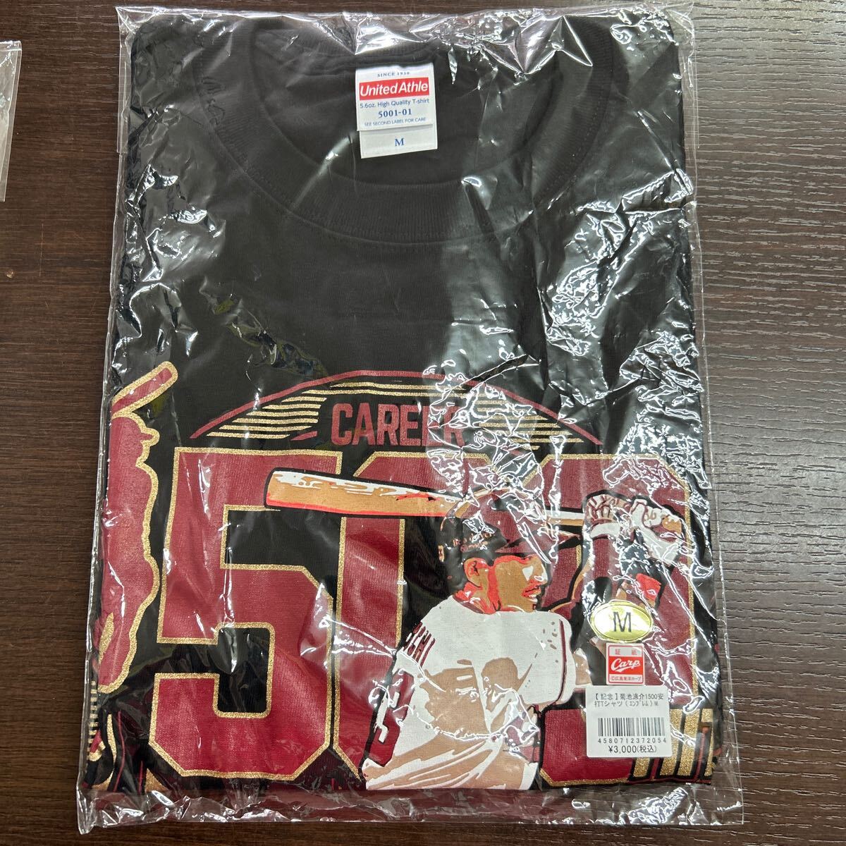 未開封品 レア 希少 広島東洋カープ 菊池 選手 1500安打 Ｔシャツ エンブレム　 サイズM