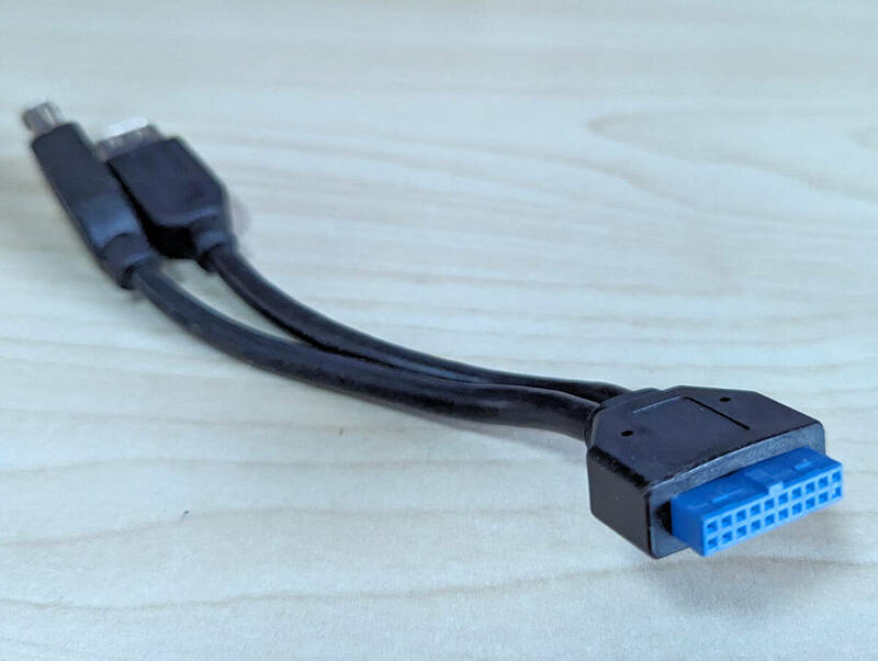 マザーボード上のUSB3.0ヘッダからUSB-A 2口を引き出すケーブル