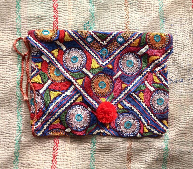 インド 刺し子 クラッチバッグ バッグ ラバリ族 カッチ族 ミラーワーク ポーチ 刺繍 手縫い ヴィンテージ 民族 民族衣装 古布 青系