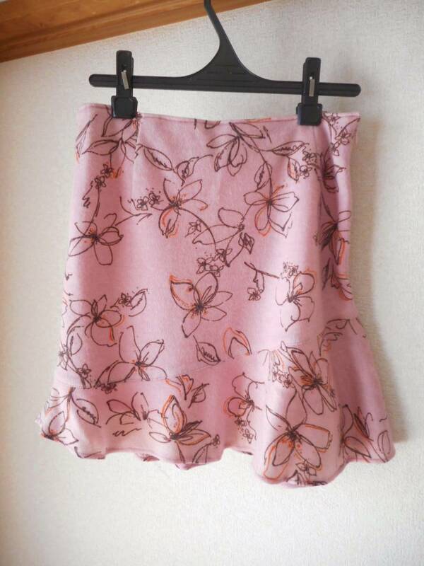 ★１度使用★花柄　裾にフリルのスカート　　ピンク系色 